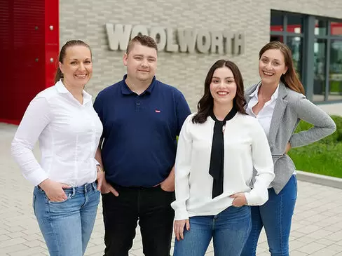 Gruppe von Männern und Frauen vor Woolworth Zentrale
